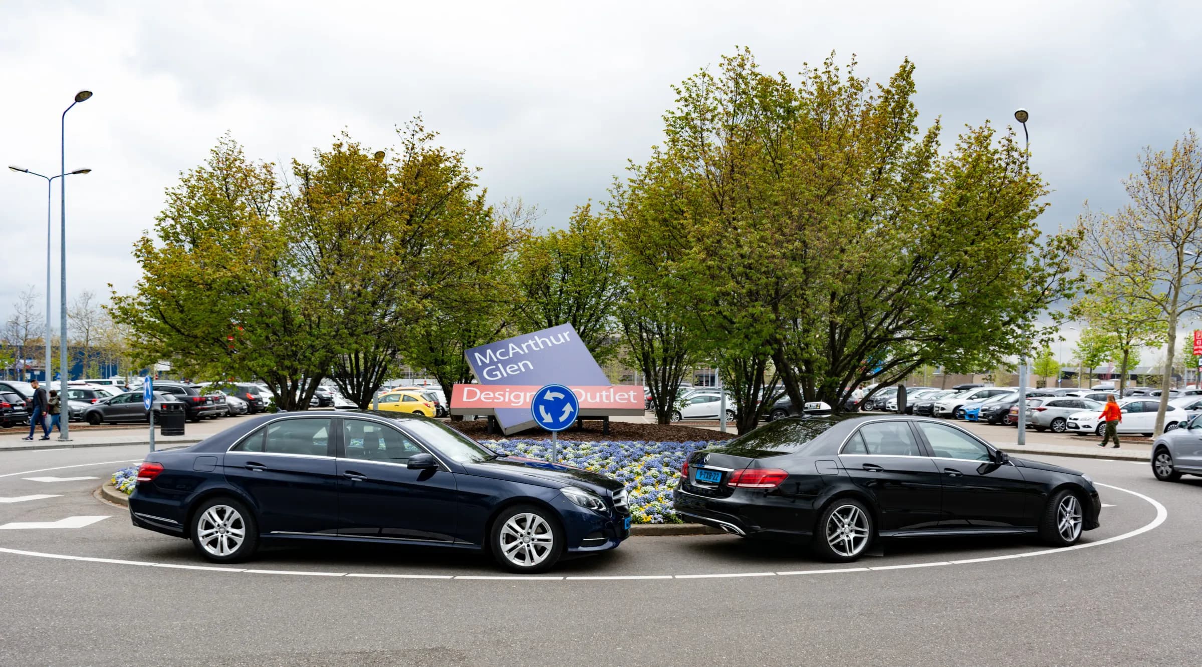 Taxi Time auto's op rotonde